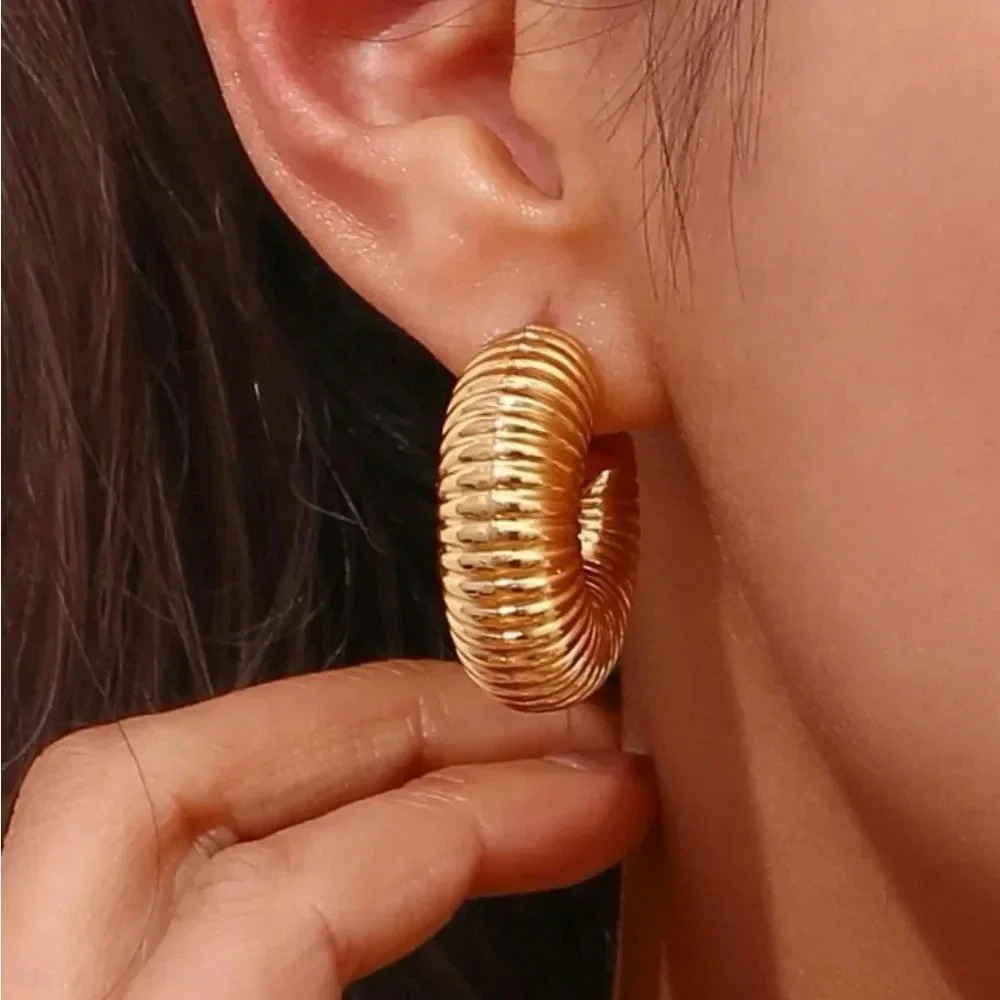 Textured cuff earrings - Picture 3 of 5